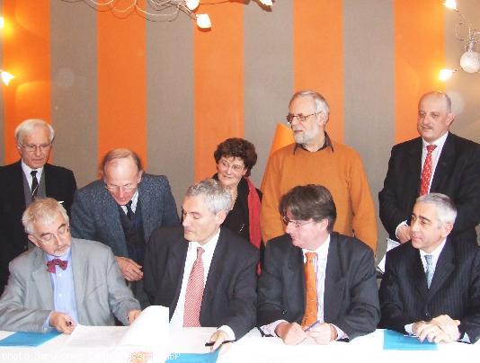 LA SIGNATURE. Assis de g. à dr. : maître Yann Choucq avocat à Nantes - pour la Coordination des Juristes de Bretagne ; maître Jean Bouëssel du Bourg - bâtonnier du Barreau des avocats de Rennes ; maître Bruno Denis - bâtonnier du Barreau des avocats de Sa