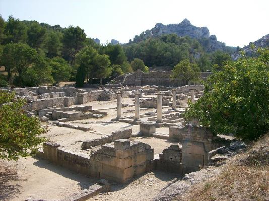 Le site celtique de Glanum près de Saint-Rémy-de-Provence est recouvert de ruines datant de la période romaine (photo G. Griffiths - cop. ABP).