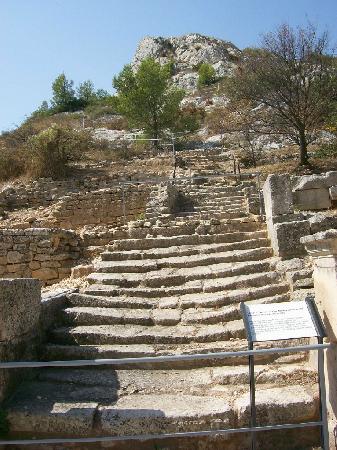 L'escalier de pierre menant au “sanctuaire celtique” de Glanum près de Saint-Rémy-de-Provence (photo G. Griffiths - cop. ABP).