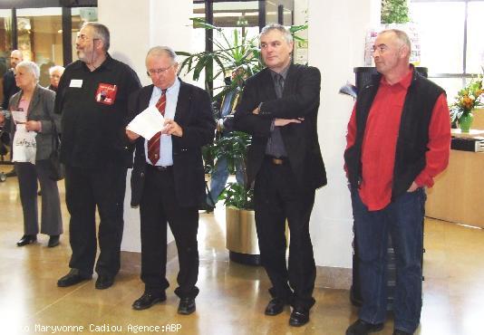 Yann-Ber Le Bihan. Patrick Mareschal. Jean-Guy Le Floc'h. Christian Sanséau pendant la présentation des tableaux dont ceux de René Quéré dans la première salle.