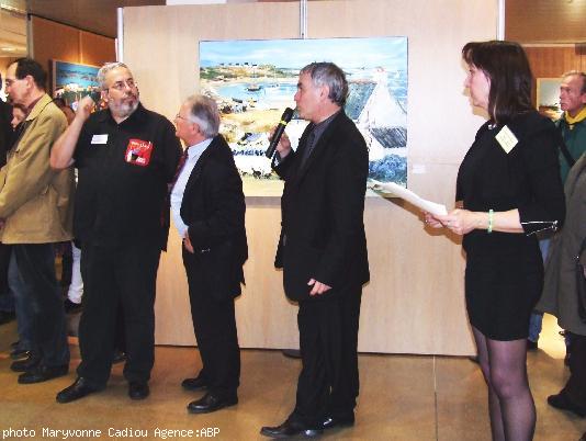 Jean-Guy Le Floc'h commente les tableaux- reportages faits dans les ateliers. De g. à dr. Pierre Nogues président de Bretagne Plus. Yann-Ber Le Bihan. Patrick Mareschal. J.-G. Le Floc'h. Claudie Poirier.