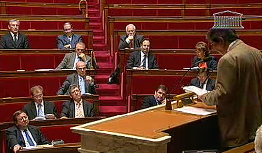 Conséquence directe du cumul des mandats : le 7 mai à 17 heures beaucoup de députés-maires ont déjà quitté Paris pour se rendre dans leur ville présider les commémorations du 8 mai le lendemain matin. À noter que de courtes déclarations en breton ou en ca