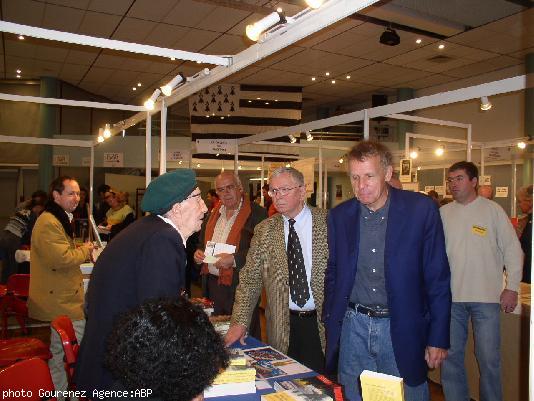 PPDA - à côté de Pêr Loquet - salue Maurice Chauvet  le dernier survivant breton du commando Kieffer. Au Festival du livre en Bretagne de Guérande en 2004.