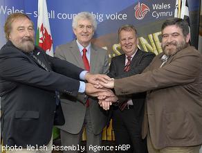 De gauche à droite : Jean-Pierre Pichard  ancien directeur du FIL   Rhodri Morgan   Premier Ministre  Rhodri Glyn Thomas  Ministre de la Culture  et Lisardo Lombardia  nouveau directeur du FIL .