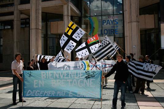 Le collectif 44=Breizh devant le CRJ le 17 mai dernier.