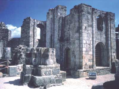 Les ruines de l'abbaye de Landevennec  le haut lieu de l'Église celtique en Bretagne (photo musée de Landevennec).