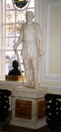 La statue d'Owain Glyndwr au Cardiff City Hall.