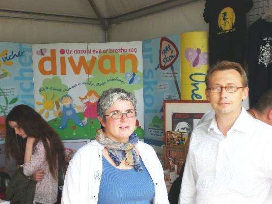 Sophie Cougoullic de Diwan an Oriant et Gael Fleurent du comité Diwan ar Vorlenn sur le stand Diwan.