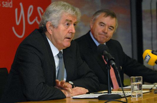 Rhodri Morgan (Labour) et Ieuan Wyn Jones vice-Premier ministre de Galles (Plaid Cymru).