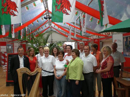 Andrew Davies avec l'équipe du Pavillon gallois.  Festival Interceltique 2008.