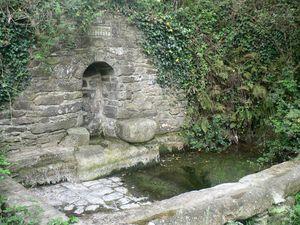 La fontaine Tugdual en contre-bas du projet de la porcherie industrielle de Trebrivan.