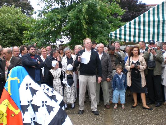 Avant l'inauguration de la statue avec   notamment   Luc Offredo  président de <i>Mignoned Polig Monjarret</i>  et Lisardo Lombardia  directeur du Festival Interceltique de Lorient.