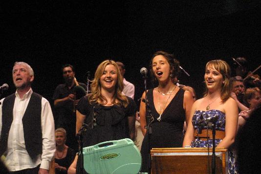 Le Grand Théâtre de Lorient debout pour les hymnes nationaux gallois et breton.