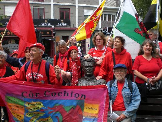 La statue de Polig recevant l'hommage d'un chœur gallois de Cardiff.