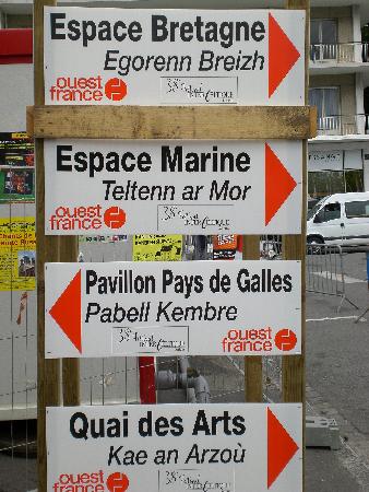 La nouvelle signalisation bilingue du Festival de Lorient.