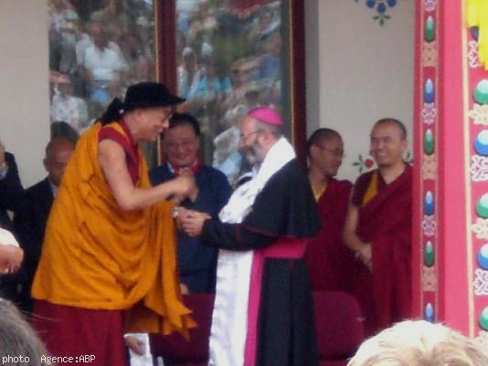 Le Dalaï-Lama  avec le chapeau breton offert par le député du Morbihan Michel GRALL - et Mgr Centène  évêque de Vannes. Il  a remis a celui-ci une khatag ou écharpe tibétaine en soie blanche