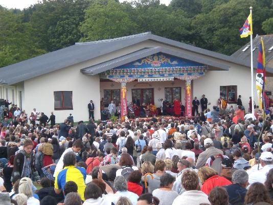 La foule devant le lieu de l'intervention publique du dirigeant spirituel tibétain.