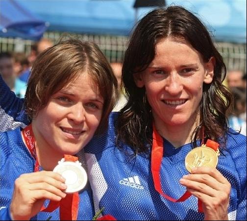 Laetitia Le Corguillé (à gauche) médaille d'argent en BMX avec A. Chausson   médaille d'or.