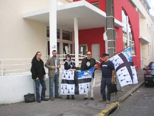 Des Nazairiens en ont profité pour montrer le nouveau drapeau de la ville de Saint-Nazaire.