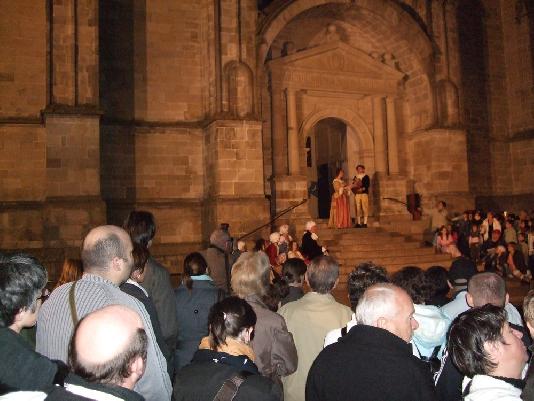 Samedi soir  des milliers de Vitréens  ont parcouru les rues de Vitré où des comédiens évoquaient des personnages de l'histoire de la ville : ici  sur les marches de l'église Notre-Dame  un serviteur accompagnait la la marquise de Sévigné en portant son