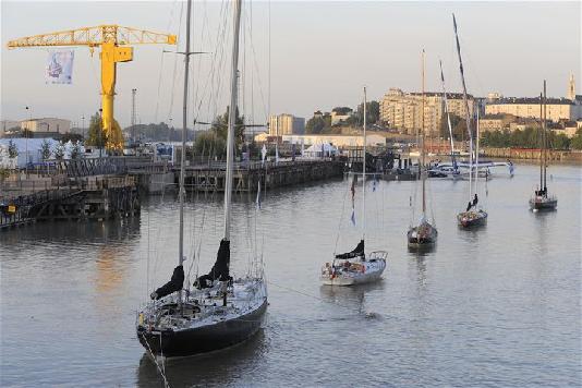 Les Pen Duick amarrés au milieu de la rivière. Les trimarans amarrés sur le ponton de l'île de Nantes. 4 octobre 2008.  Photo Y. Zedda / BFBP.