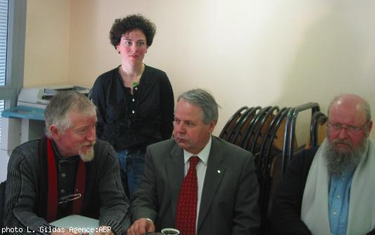 De g. à dr. : André Le Gac - conseiller général  chargé de la culture bretonne au CG 29 ; Anna Jaouen - coordonnatrice de «Brudañ ha Skignañ» ; Jean-Pierre Thomin - conseiller régional en charge de la langue et de la culture bretonne ; Jean-Claude Le Goua