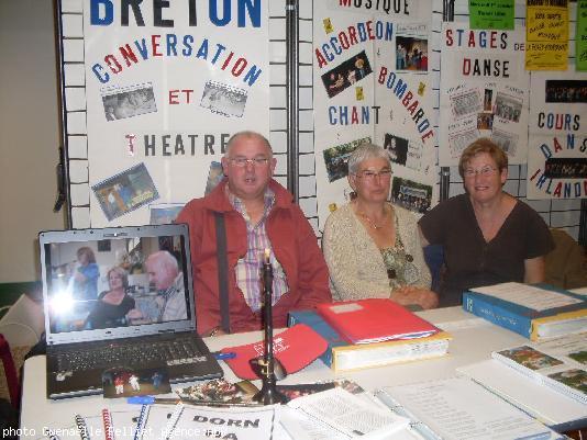 Joueur de bombarde et membres du Conseil d'administration au stand d'information <i>Dorn ha Dorn</i>.