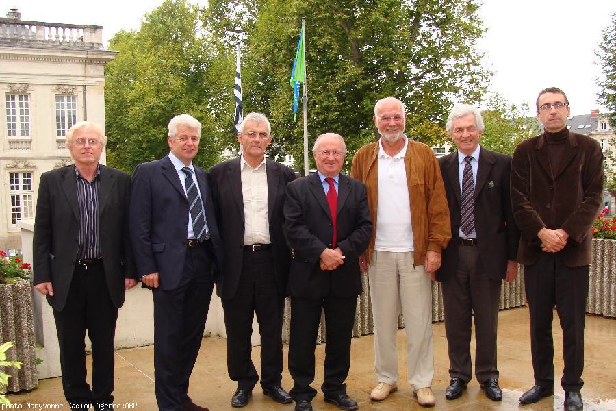 De g. à dr. Yvon Mahé ; Philippe Grosvalet ; Bernard Deniaud ; Patrick Mareschal ; Jean-Louis Tourenne ; Jean Normand ; Didier Le Bougeant. Yanick Lebeaupin est absente pour la photo.