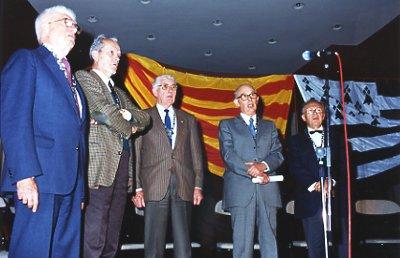 À gauche : Michel Phlipponneau lors de la remise de son Collier de l'Hermine en 1992 à Saint-Malo avec Georges Lombard (parrain)  Charles Le Gall (parrain)  Ronan Huon  Bernard de Parades (parrain) et (Yvonne Jean-Haffen et Jordi Pujol absents sur la pho