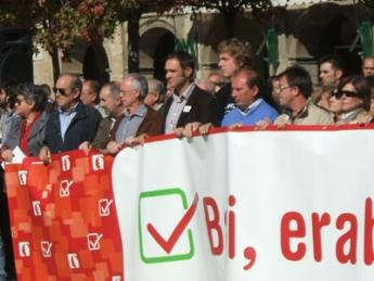 Demonstrators in Lizarra  calling for the consultation to begin.