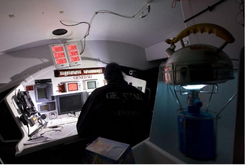 Le cockpit d'un 60 pieds class Imoca. Photo courtoisie vendeeglobe.org