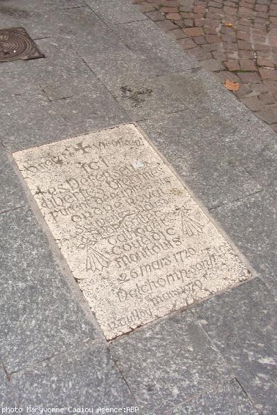 Plaque murale en acier : <i>Sur cette place... furent exécutés... Henri de Talleyrand comte de Chalais...  Pontcallec Du Couëdic Montlouis et Talhouët... de nombreux insurgés vendéens.</i> 1979. Don de la Société d'Histoire et d'Archéologie de Nantes et