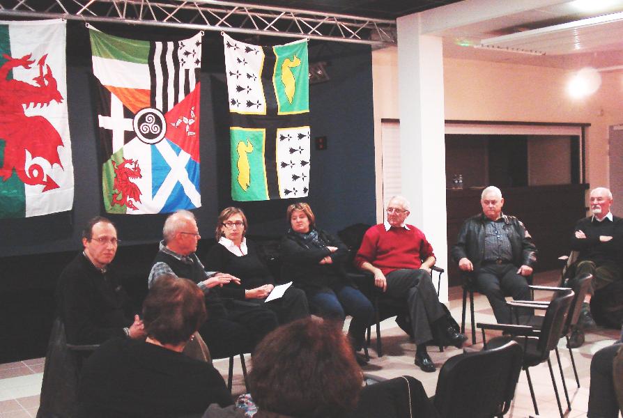 Réunion du soir au centre culturel de Trignac. Photo Mairie de Trignac. Cliché J. P. Martel chargé de la communication.