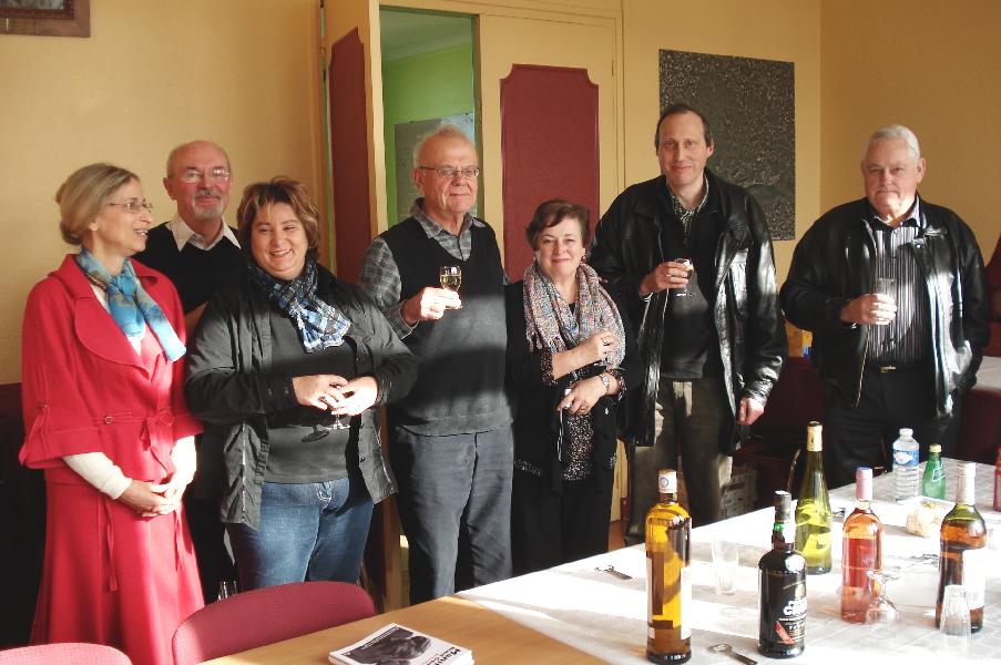 Le verre de l'amitié à la mairie de Trignac. Photo Mairie de Trignac. Cliché J. P. Martel.