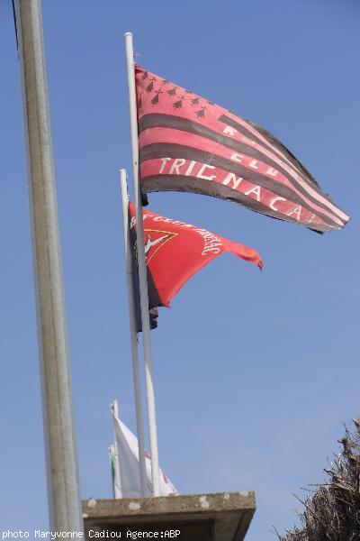 Le <i>Ruz ha Du</i> spécial “Rugby Club Trignac” flotte à l'entrée du stade de Trignac.