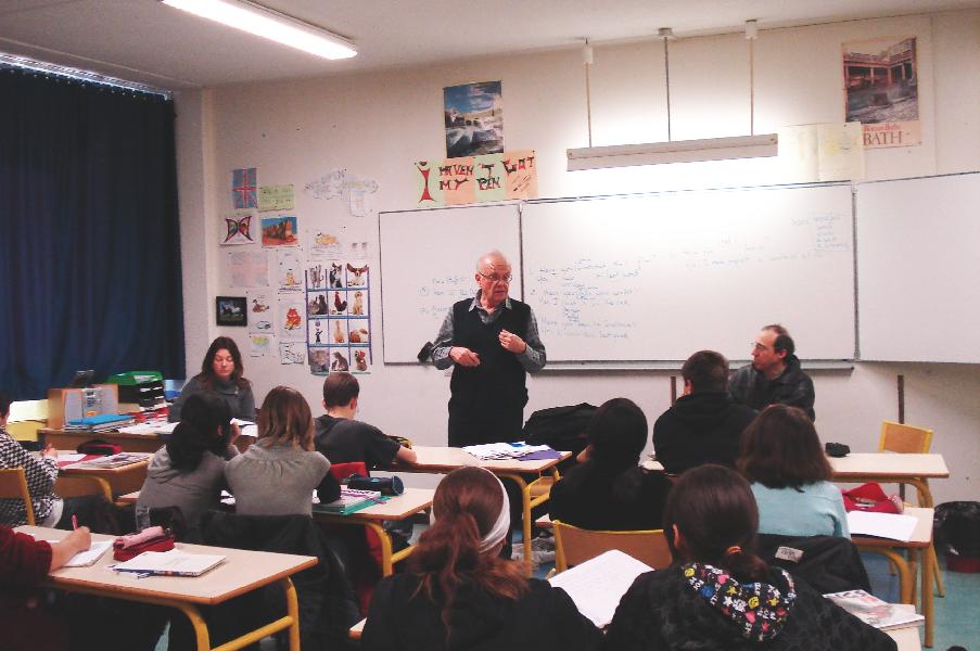 L'après-midi Gareth Miles parle du Pays de Galles aux collégiens de Trignac. Photo Mairie de Trignac. Cliché J. P. Martel.