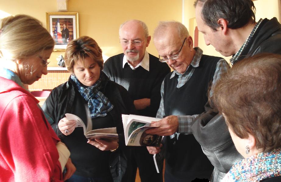 Gareth Miles a offert ses livres à la Ville de Trignac pour sa médiathèque. De g. à dr. madame Morand bibliothécaire et Sabine Mahé maire. Photo Mairie de Trignac. Cliché J. P. Martel.