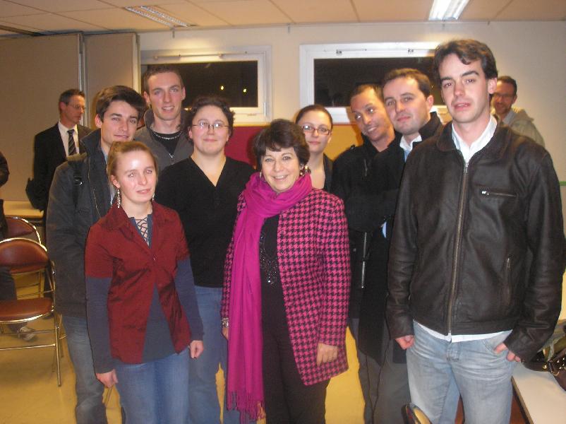 Corinne Lepage entourée des Jeunes Démocrates du Finistère.