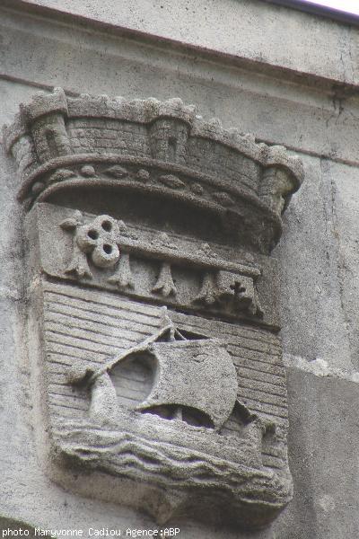 Le blason de Saint-Nazaire sur l'ancien bâtiment des bureaux des Ponts et Chaussées.