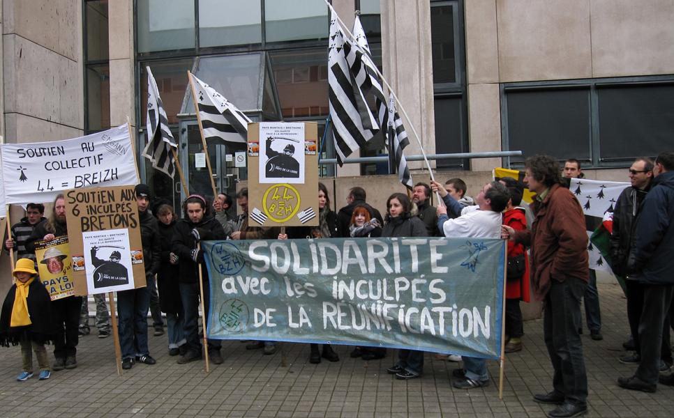 Rassemblement de soutien aux 6 inculpés.