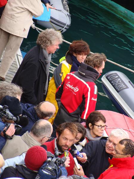 À l'arrivée de Thomas Coville, le maire de Brest, François Cuillandre, est derrière Anne Liardet.