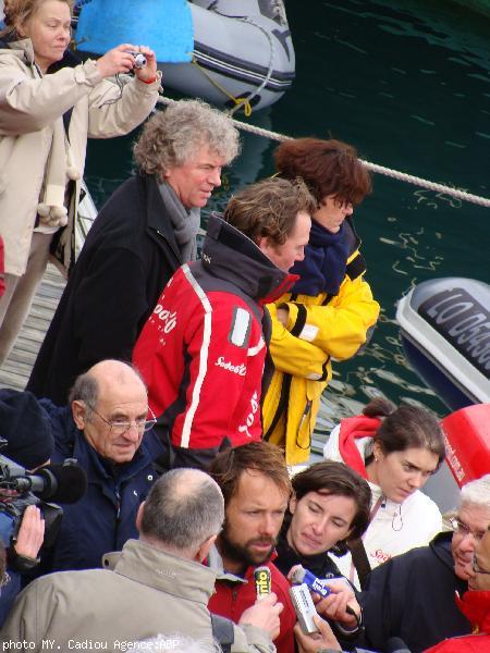 Madame Coville mère photographie le bateau de son fils Thomas.