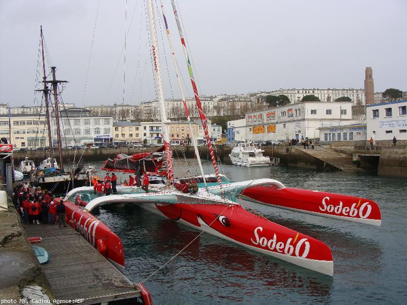 Le maxi trimaran de Thomas Coville amarré au quai Malbert à Brest.