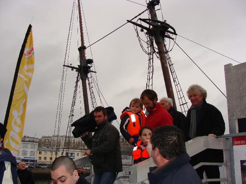 Thomas Coville arrive sur la terre ferme avec son jeune fils dans les bras. François Cuillandre, le maire de Brest, est là.