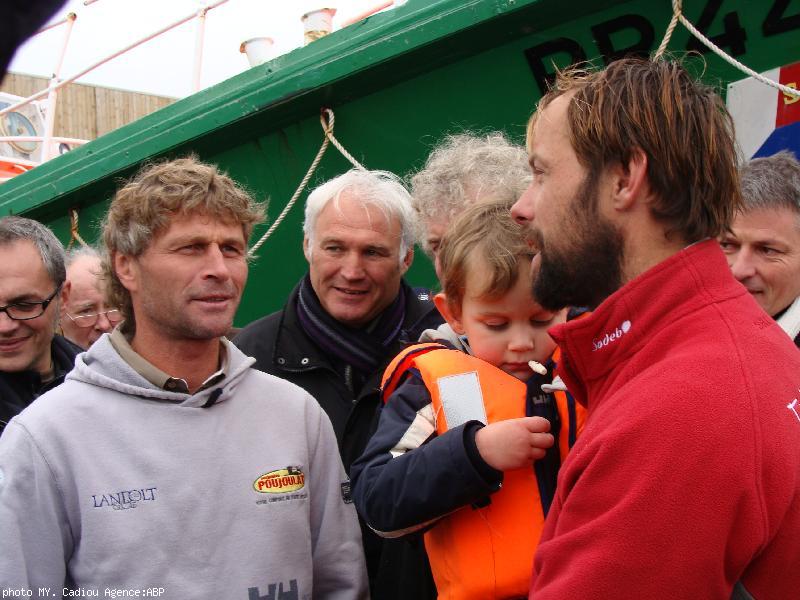 Bernard Stamm est venu de Saint-Pabu en ami et voisin rencontrer Thomas Coville.