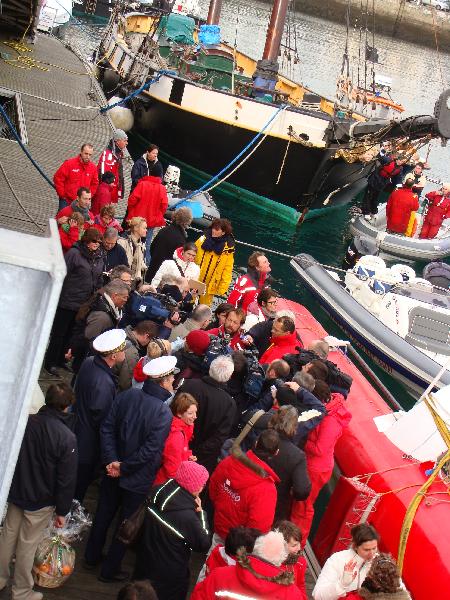 Proches et connaissances de Thomas Coville. La navigatrice Anne Liardet en jaune.