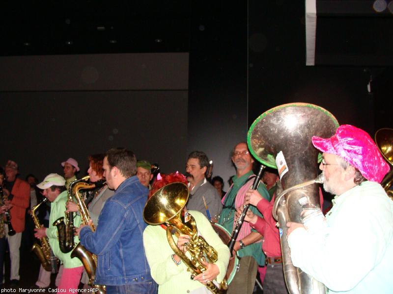 <b>La fanfare de Douarnenez</b> joue sans sono dans la salle pendant les changements de plateau un peu longs. Ils sont 30 ou 35 inscrits et le plus souvent 20 ou 25 pour les concerts.