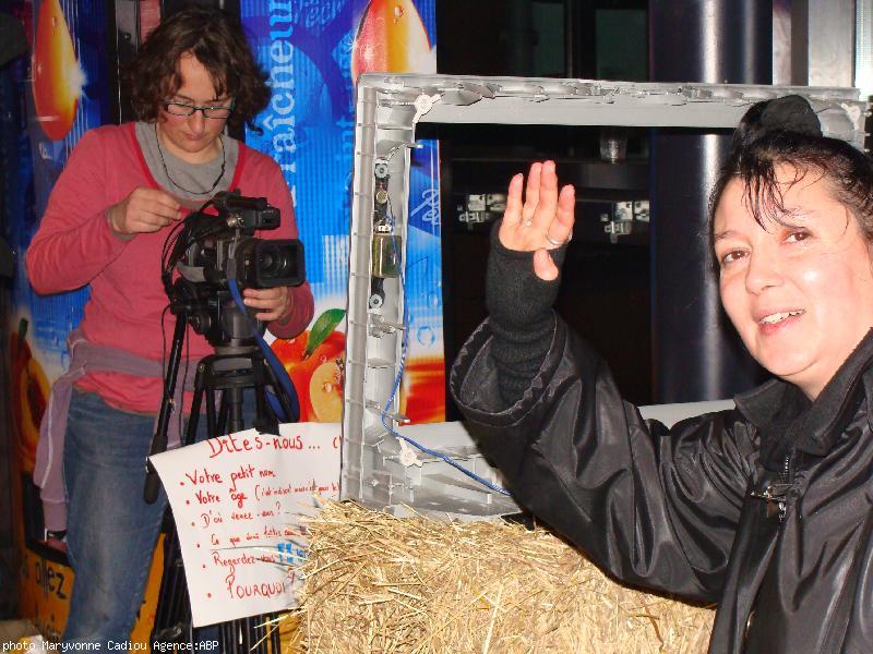 ...Et comme en studio sous des vrais projecteurs et devant une vraie caméra avec son opératrice. Les films devraient être diffusés par le Net.