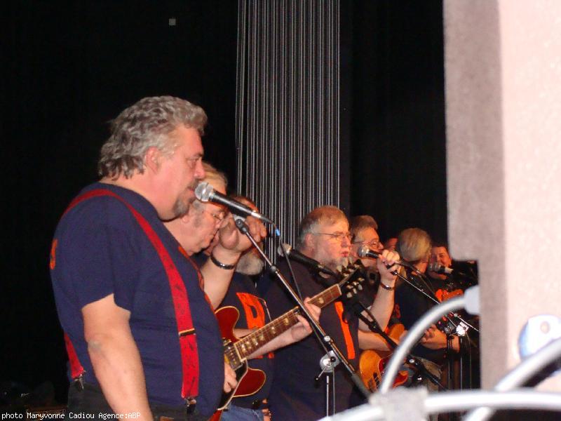 <b>Les Goristes</b>. Christian Desnos est le <i>G</i>. Passage sur scène de 10 minutes pour chacun des 10 groupes de concert qui ont répondu “présent” pour la soirée de soutien.