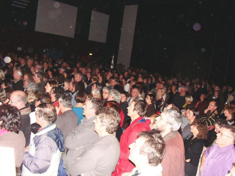 Déjà la foule à 21 heures. La mobilisation a été forte et le public est venu tôt.